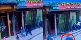 #VIDEO | Poste de luz aplastó a un hombre mientras caminaba con su familia #Internacional