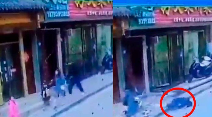 #VIDEO | Poste de luz aplastó a un hombre mientras caminaba con su familia #Internacional