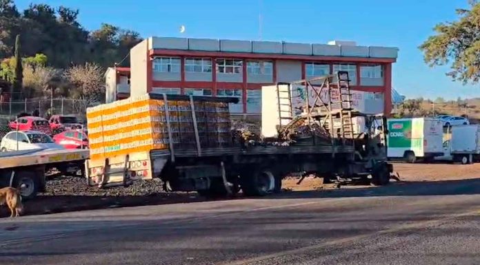 #VIDEO | Reportan camión quemado a la altura de Capula como reacción a los enfrentamientos de Zacapu