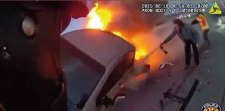 #VIDEO | En un heroico rescate, policía y bombero salvan a mujer de vehículo en llamas #Internacional
