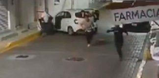 #VIDEO | Conductor de taxi de aplicación enfrenta a tres asaltantes en #México