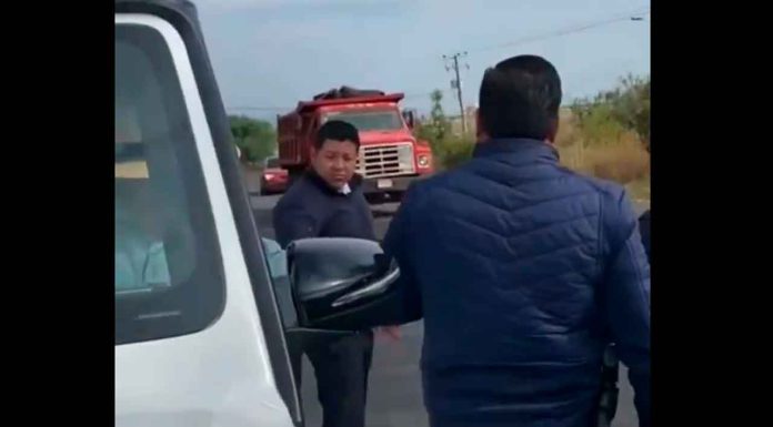 #VIDEO | Elemento de Seguridad Vial en Acuitzio, despoja de su celular a conductor tras una “revisión de rutina”