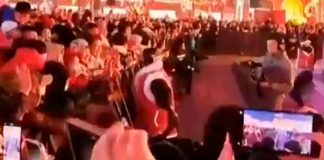 #VIDEO | Graban a robot intentando atacar a un grupo de personas