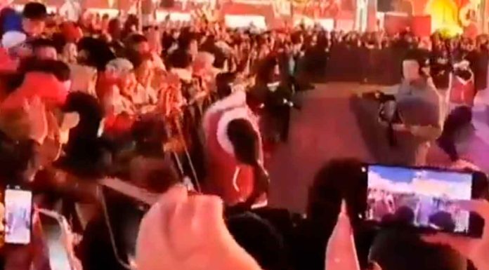 #VIDEO | Graban a robot intentando atacar a un grupo de personas