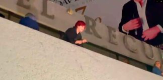 #VIDEO | Polémica en el funeral de Paquita la del Barrio: joven lanza líquido a reporteros su identidad es desconocida