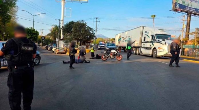 Dos jovencitas y dos policías heridos tras choque de motos en Jacona
