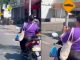 #Video // Madre pone en riesgo la vida de su bebé al trasladarlo en una moto