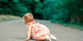 Bebé de 8 meses fue encontrada gateando sola en carretera; su madre fue hallada muerta a pocos metros