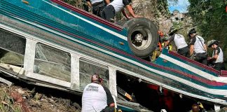 Más de 51 personas mueren en accidente de autobús tras caer de un puente #Internacional