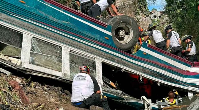 Más de 51 personas mueren en accidente de autobús tras caer de un puente #Internacional