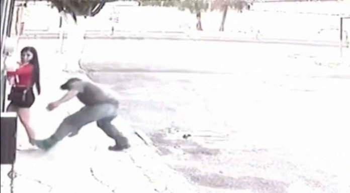 #Video // Hombre muerde glúteo de una joven; la asechó y luego huyó rápidamente