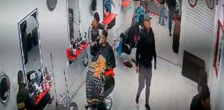 #VIDEO | Agentes ministeriales están bajo investigación por presuntamente plantar droga en barberías #México