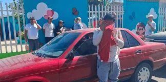 #VIDEO | Sujeto a bordo de un Tsuru realizó actos obscenos frente a un preescolar; padres de familia se dieron cuenta y le dieron una golpiza