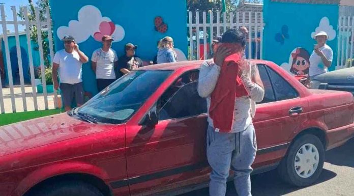 #VIDEO | Sujeto a bordo de un Tsuru realizó actos obscenos frente a un preescolar; padres de familia se dieron cuenta y le dieron una golpiza