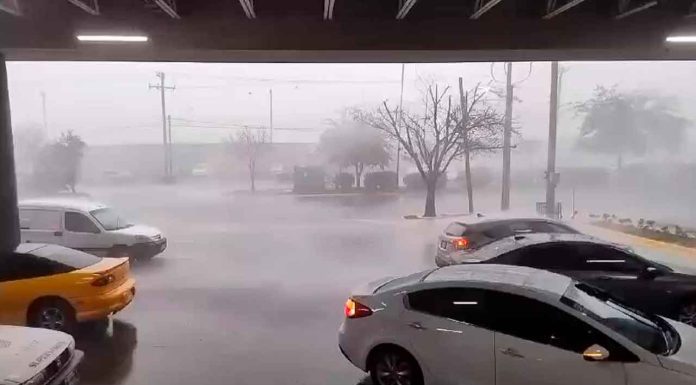 #VIDEO | En México: Hombre grababa una fuerte tormenta y le cae un rayo justo a lado
