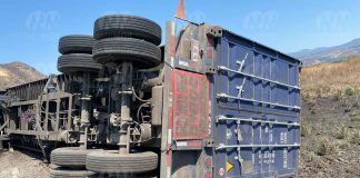 #VIDEO | Tráiler vuelca en la autopista Siglo XXI; no hay heridos
