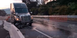 Tráiler choca contra muro de contención en la autopista Siglo XXI