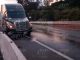 Tráiler choca contra muro de contención en la autopista Siglo XXI