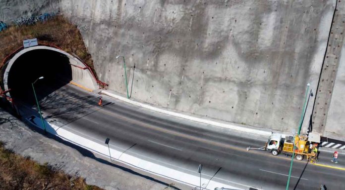 #VIDEO | Se registra percance de tráiler sobre el Ramal Camelinas; se obstruye un carril