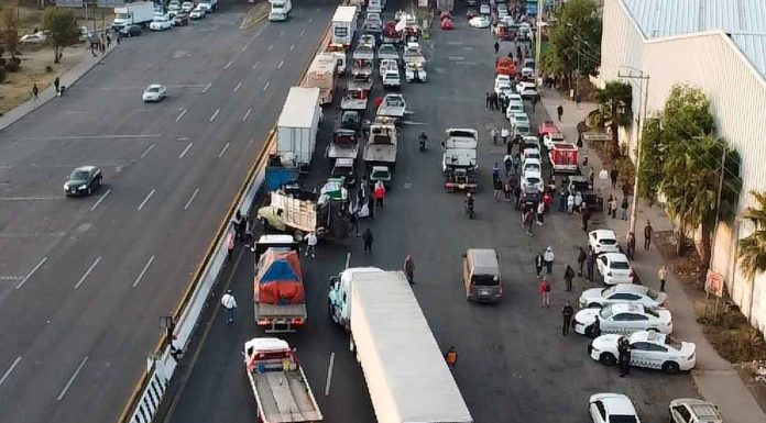#VIDEO | Transportistas realizan mega bloqueo en las casetas más importantes para ingresar a la Ciudad de México; esto se sabe