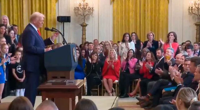 #VIDEO | Trump firma orden para prohibir a mujeres transgénero en deportes femeninos