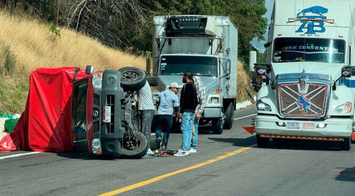 #VIDEOS | Se registran volcaduras: una en la Siglo XXI y otra en la carretera libre a Lombardía; dejan sólo daños