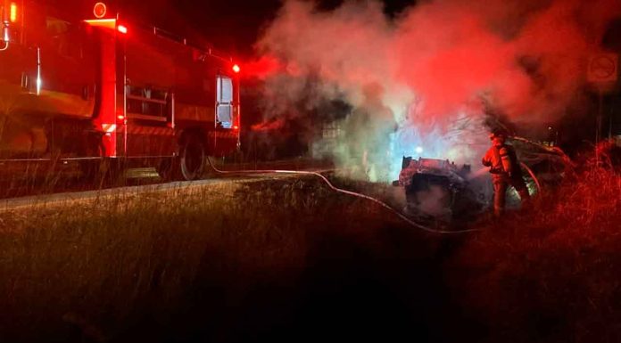 Volcadura e incendio de vehículo deja 2 heridos en la Morelia-Pátzcuaro