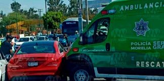 Se registra choque entre ambulancia de Rescate y un Mercedes, al oriente de Morelia