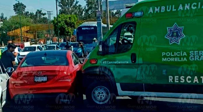 Se registra choque entre ambulancia de Rescate y un Mercedes, al oriente de Morelia