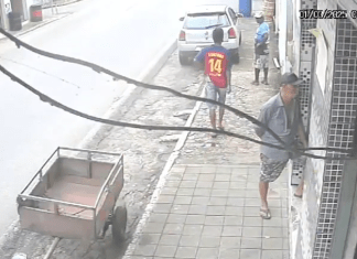 #VIDEO | Joven apuñala en el cuello y mata a hombre en plena calle, a la luz del día