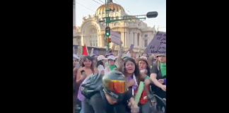 #VIDEO | Mujeres agarran a repartidor de aplicación en plena marcha en CDMX y él intenta defenderse de ellas