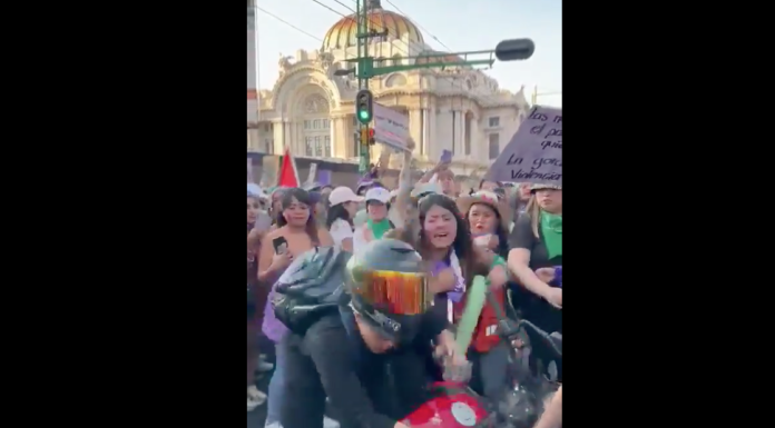 #VIDEO | Mujeres agarran a repartidor de aplicación en plena marcha en CDMX y él intenta defenderse de ellas