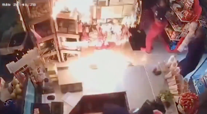 #VIDEO | Con bombas molotov, extorsionadores exigen el pago a dueños de una tienda