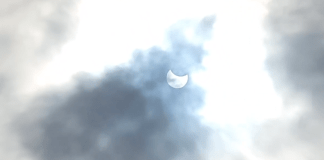 #VIDEOS | Cielo se oscurece parcialmente en el hemisferio norte durante el primer eclipse solar del año