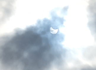 #VIDEOS | Cielo se oscurece parcialmente en el hemisferio norte durante el primer eclipse solar del año