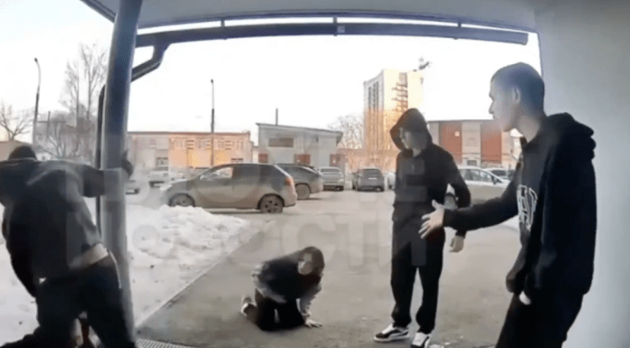 #VIDEO | Joven se apuñala para acusar a otra mujer de la agresión y muere