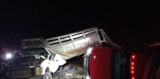 Chocan dos camiones de carga en la Autopista Siglo XXI