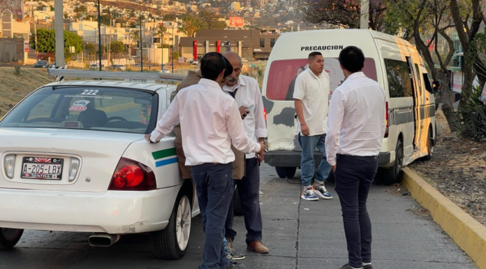 #Imágenes // Choca taxi contra combi en el libramiento oriente de Morelia; hay 2 heridos