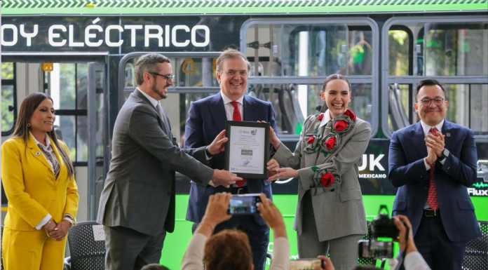 #Imágenes | Taruk, “El Correcaminos Eléctrico”, se suma a la campaña Hecho en México: Omega Vázquez