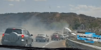 #VIDEO | Tráiler embiste patrulla y varios autos en la Morelia-Salamanca
