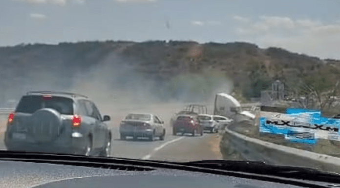 #VIDEO | Tráiler embiste patrulla y varios autos en la Morelia-Salamanca