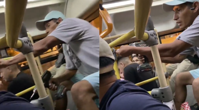 #VIDEO | Inmigrante peruano intenta robarse los barandales de un camión de transporte público para venderlas