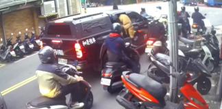 #VIDEO | Perro pitbull abre ventana de camioneta y ataca a motociclista