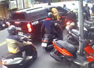 #VIDEO | Perro pitbull abre ventana de camioneta y ataca a motociclista