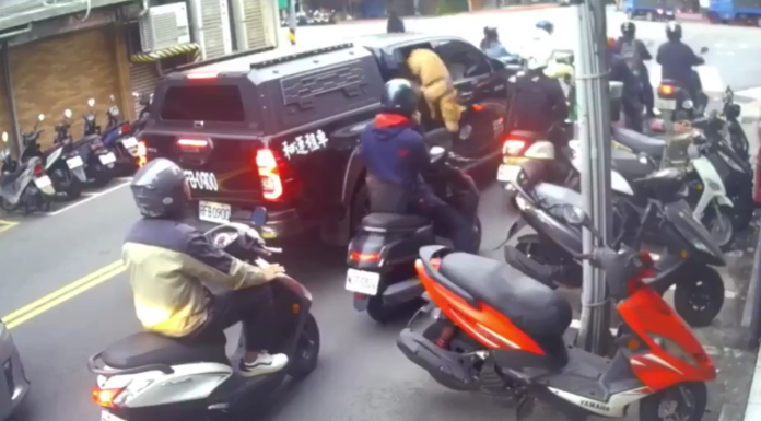 #VIDEO | Perro pitbull abre ventana de camioneta y ataca a motociclista