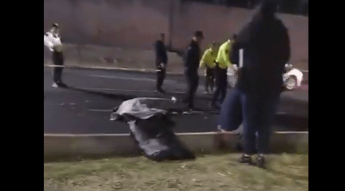 #México: Mujer y su bebé de 3 años mueren tras caer en un bache; viajaban en motoneta