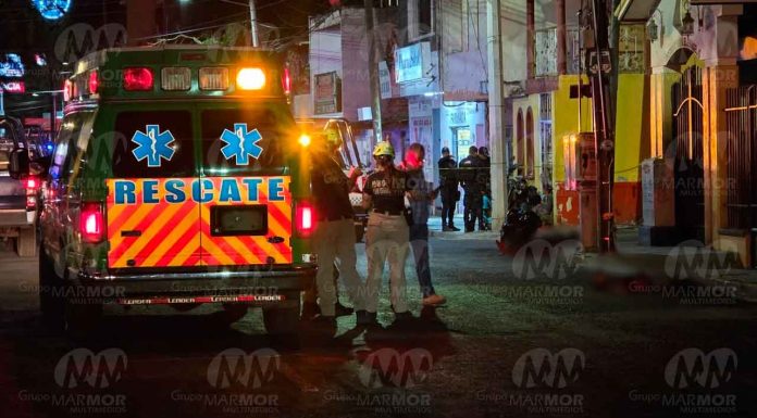 #VIDEO | Acribillan a dos hermanos frente a su madre, en la colonia 20 de Noviembre al noroeste de Michoacán