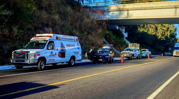 Se registra salida del camino de un auto en la Autopista Siglo XXI