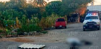Abandonan cadáver emplayado y decapitado en Coahuayana