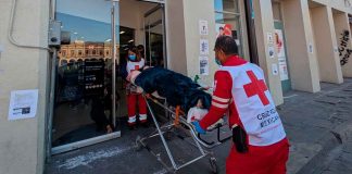 #Imágenes | #México: Mujer de edad avanzada es obligada a ir al banco; la trasladaron en camilla